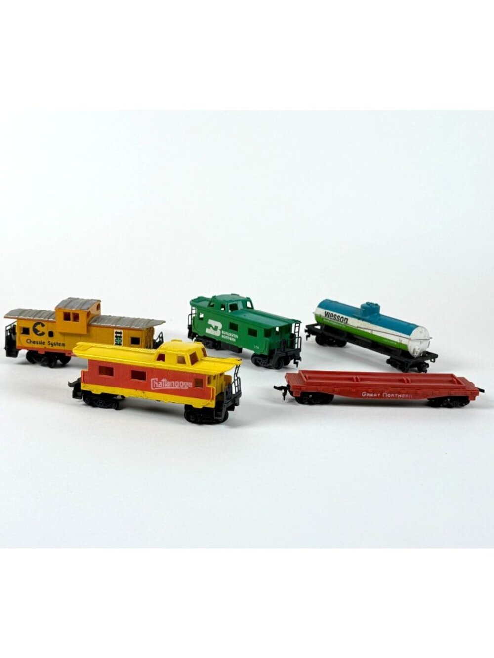 Vintage HO Model Train Freight Cars Set Of 5 Mixed Brands & Style Model Cars